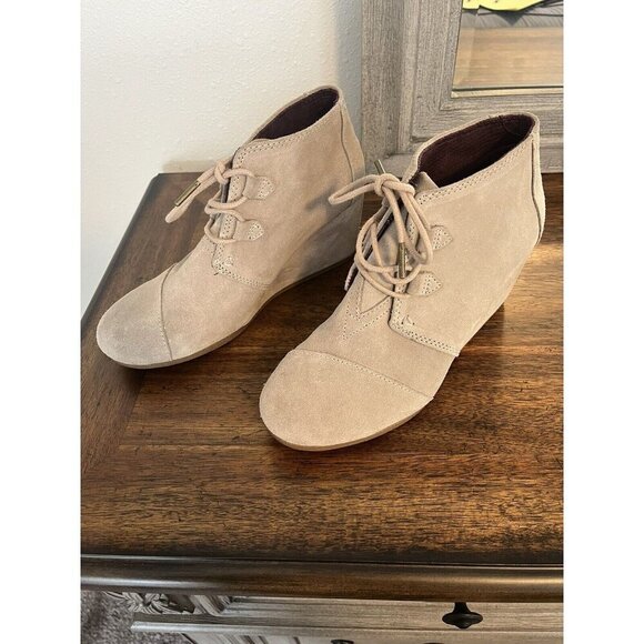 Toms Suede Beige Tan Wedge Ankle Booties 2 3/4” Heel‎ Lace Up Sz 8.5 - Picture 1 of 9